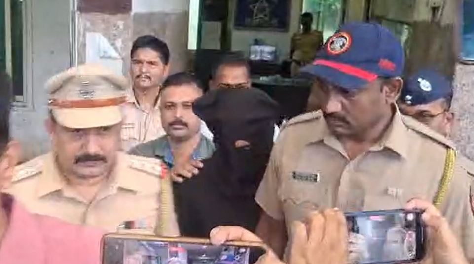 मराठी तरुणीला मारहाण करणाऱ्या दोन्ही 'झा'ला कल्याण न्यायालयात पोलिसांनी केलं हजर