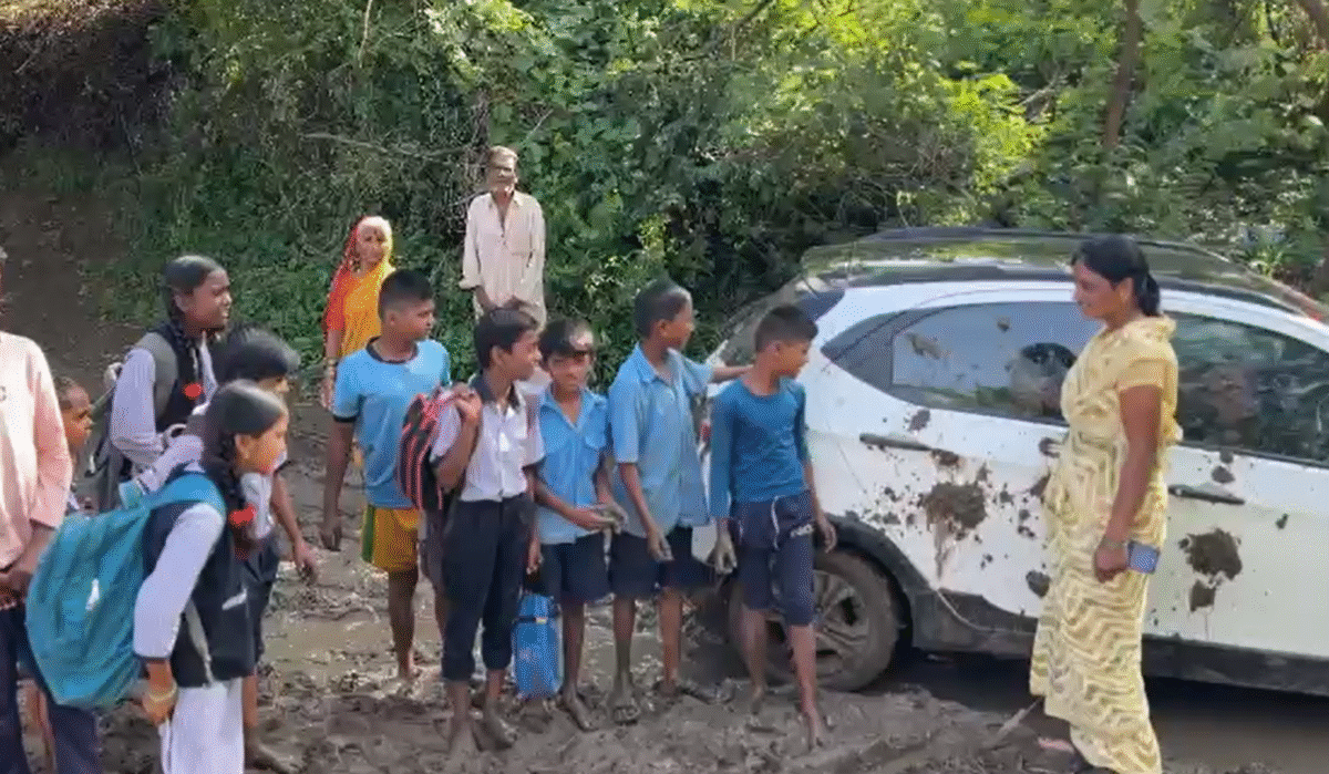 मुख्यमंत्र्यांपर्यंत पाठपुरावा तरीही रस्ता मिळत नसल्यामुळे महिला सरपंचाच्या गाडीवर विद्यार्थ्यांनी केली चिखल फेक