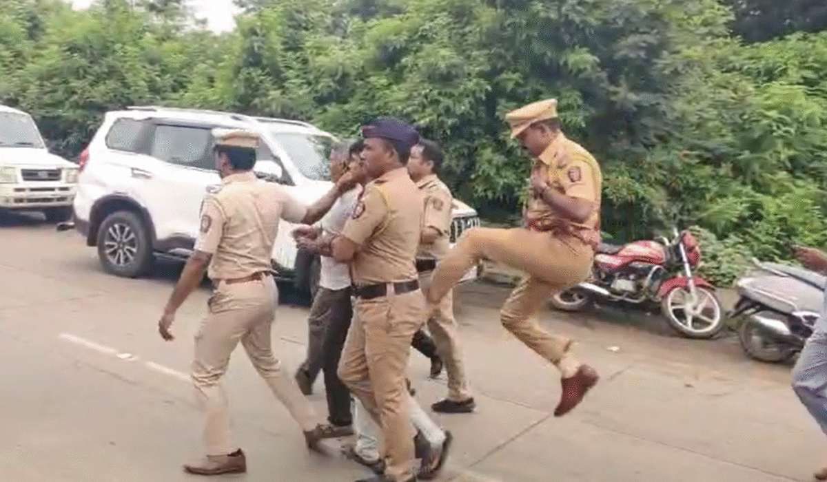डीवायएसपींची सिंघम स्टाईल आंदोलकाच्या कमरेत लाथ, जिल्हाधिकारी कार्यालयासमोरच पोलीसांचा प्रताप